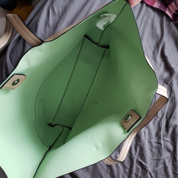 Guess tote - Picture 2 of 3